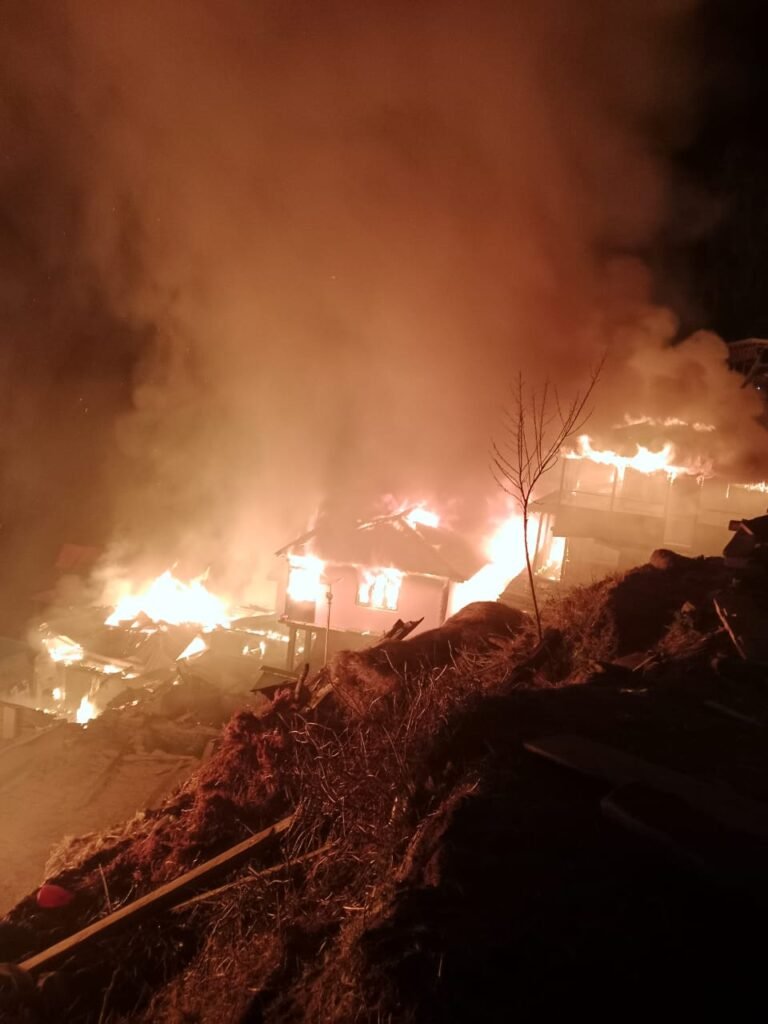 देर रात उत्तरकाशी जिले के मोरी ब्लॉक के सावणी गांव में आग कुछ घरों के जलने की सूचना