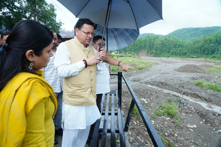 मुख्यमंत्री  पुष्कर सिंह धामी ने रायपुर क्षेत्र में अतिवृष्टि से प्रभावित क्षेत्रों का किया स्थलीय निरीक्षण